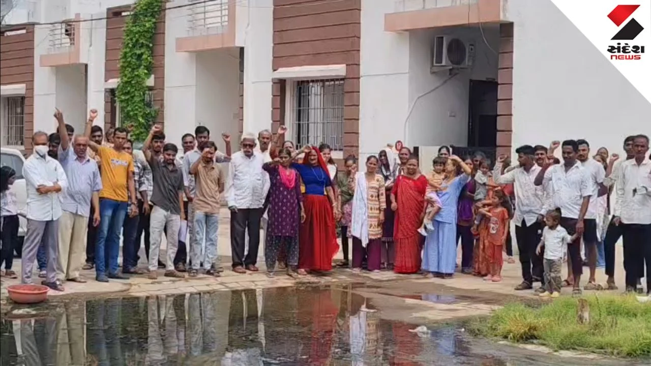 Vadodara News: Waghodia Drainage Leakage, Local Residents Protest