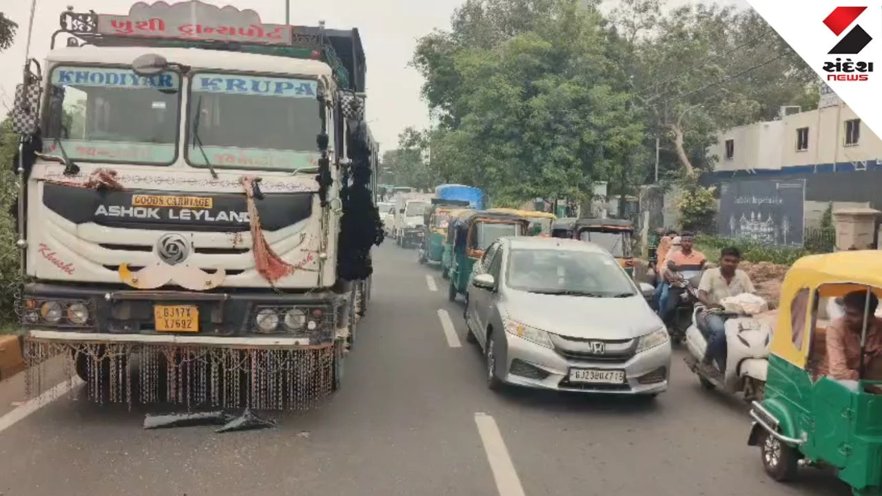 Vadodara News: Police Bomb & Dog Squad Vehicles Crash with Dumper