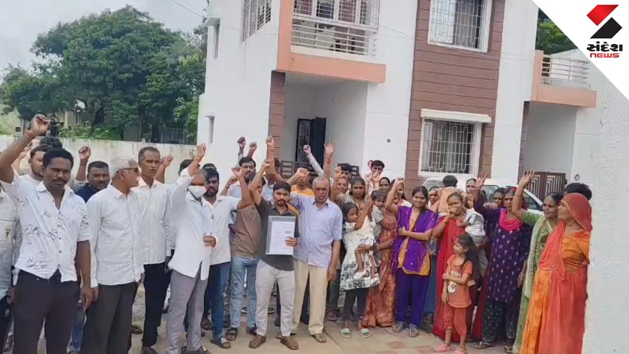 Vadodara News: Waghodia Drainage Leakage, Local Residents Protest