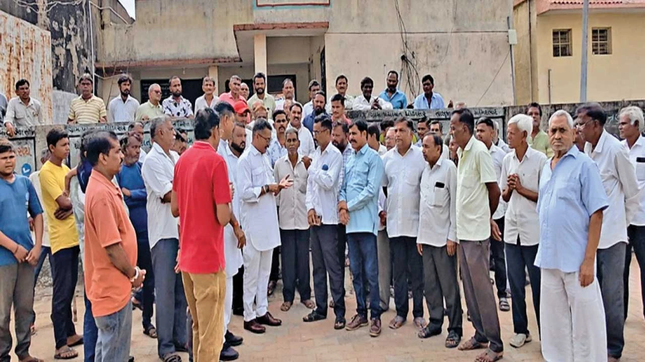 મહેમદાવાદના ઘોડાસર ગામમાં બાકી વેરા વસૂલાત માટે કંપનીઓ સુધી ગ્રામજનોની રેલી