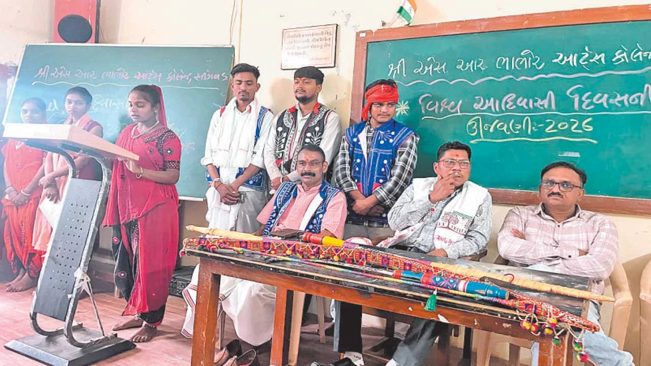 વિશ્વ આદિવાસી દિવસ નિમિત્તે દાહોદ ની સિંગવડ કૉલેજમાં ચિત્ર અને નિબંધ સ્પર્ધાનું આયોજન