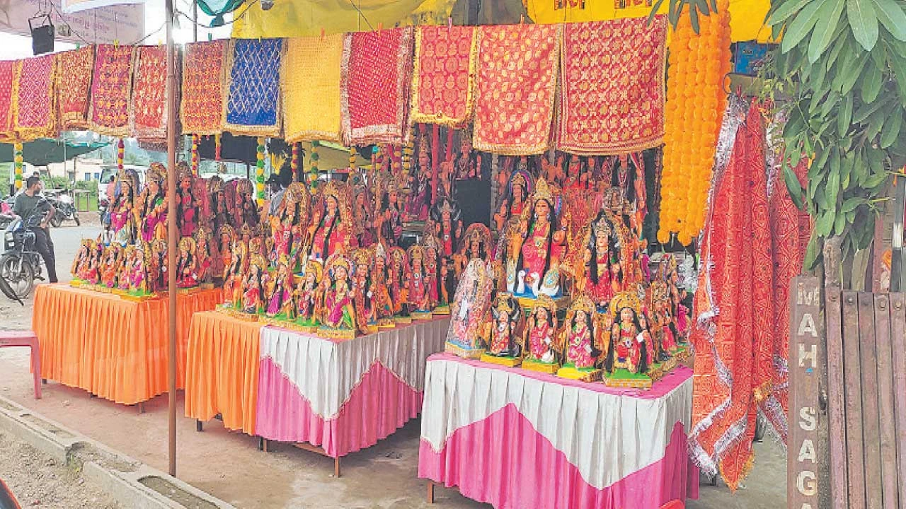 મહીસાગરના મલેકપુર બજારો દશામાની મૂર્તિઓ અને પૂજાપાથી સજાયા