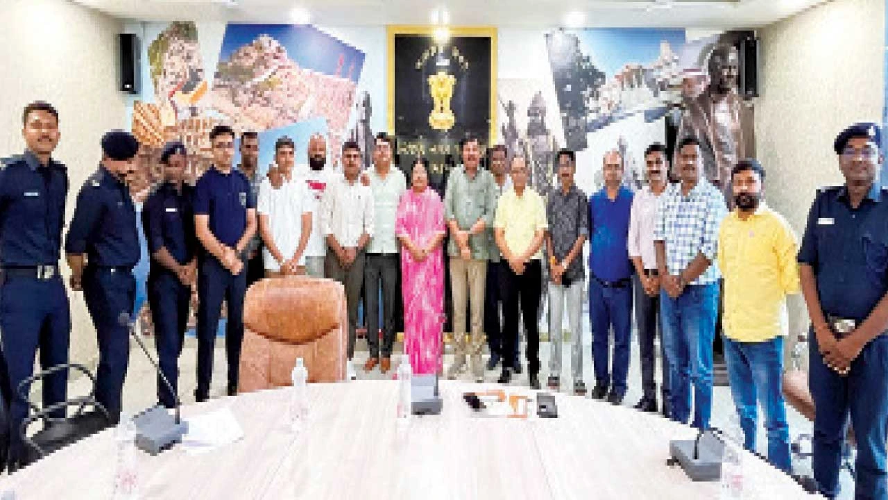 Vadodara: મોડલ ફયર ભરતીનાં પાંચ જવાનને નિમણૂક પત્ર એનાયત