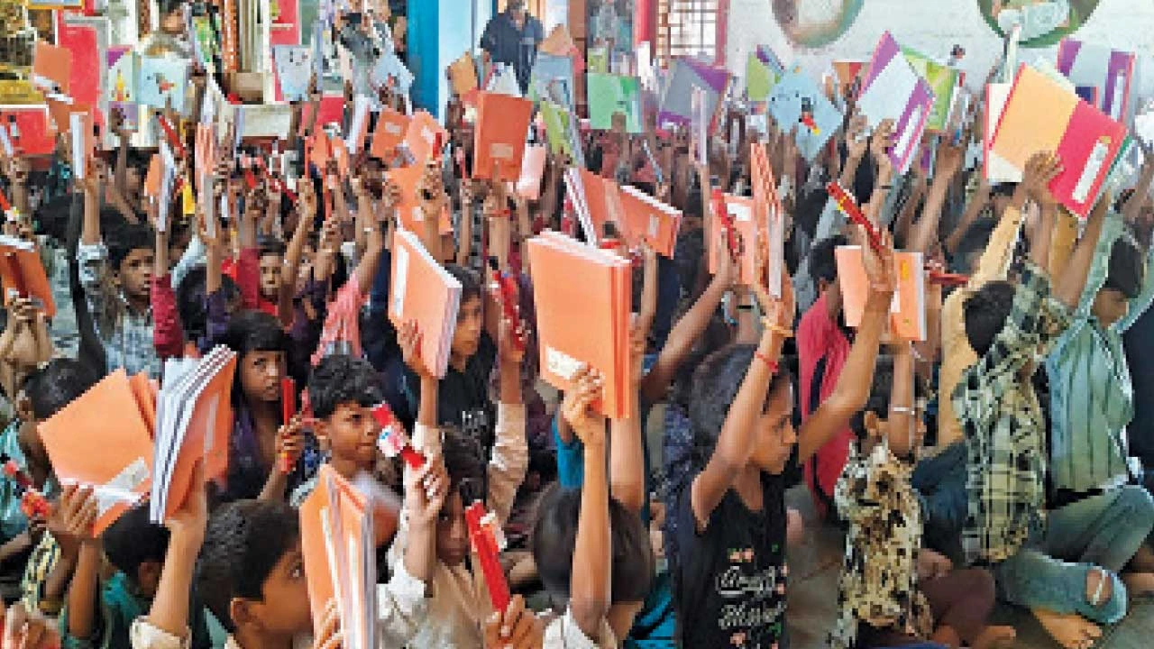 વડોદરાના રાજુપુરા કૈલાશ આશ્રમશાળામાં શૈક્ષણિક કિટ વિતરણ