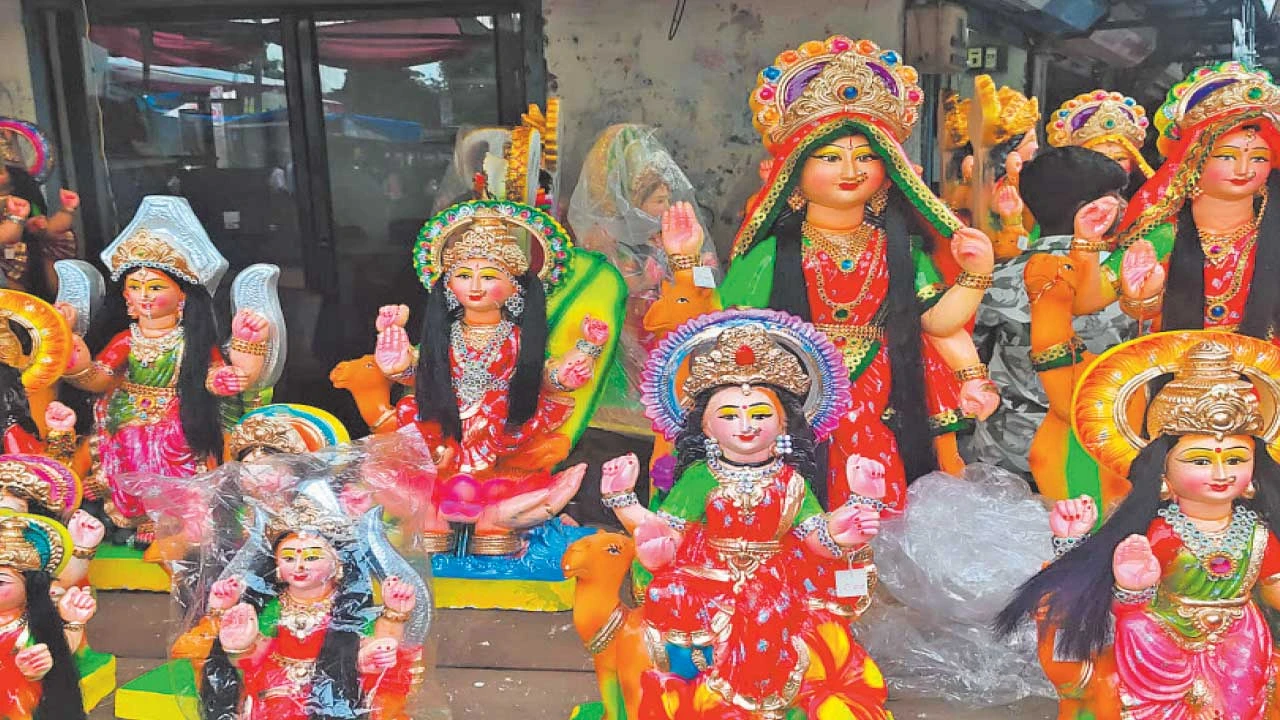ગોધરા અને પંચમહાલ જિલ્લાના બજારોમાં દશામાની મૂર્તિ અને પૂજા સામગ્રીની ભારે ખરીદી
