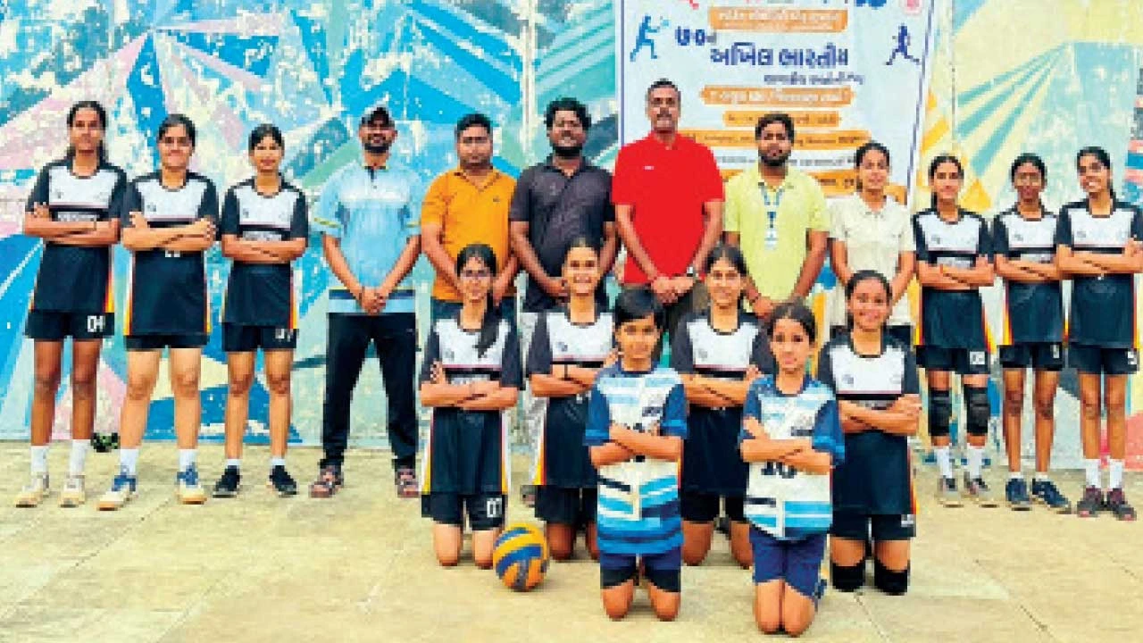 Vapi: વોલીબોલ સ્પર્ધામાં હરિયા મલ્ટિ-પર્પઝ સ્કૂલનો ડંકો