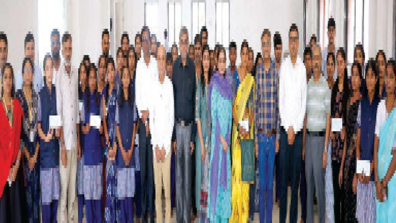 Valsad: ઉમરગામ એમએમ હાઈસ્કૂલના વિદ્યાર્થીઓને શેઠ દંપતી દ્વારા 1 લાખની સહાય