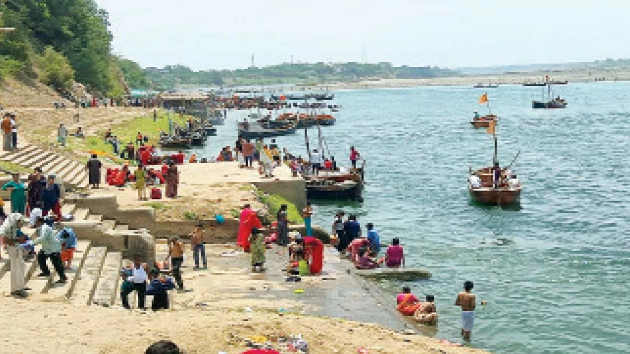 શ્રાવણ માસનો પ્રારંભ થતા ચાંદોદમાં ભાવિકોનું નર્મદા સ્નાન