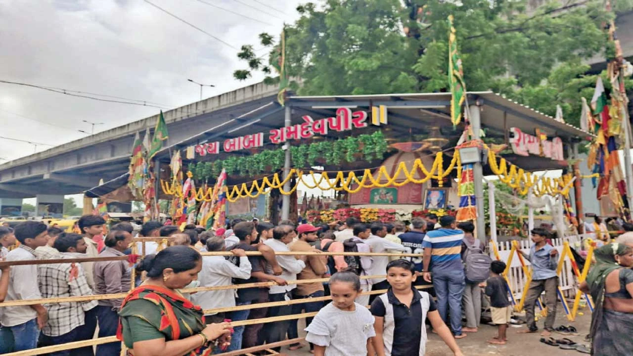 Deesa: શ્રાવણ સુદ બીજે મીની રણુજા ગણાતા બાબા રામદેવપીર મંદિરે શ્રાદ્ધાળુઓ ઉમટયાં