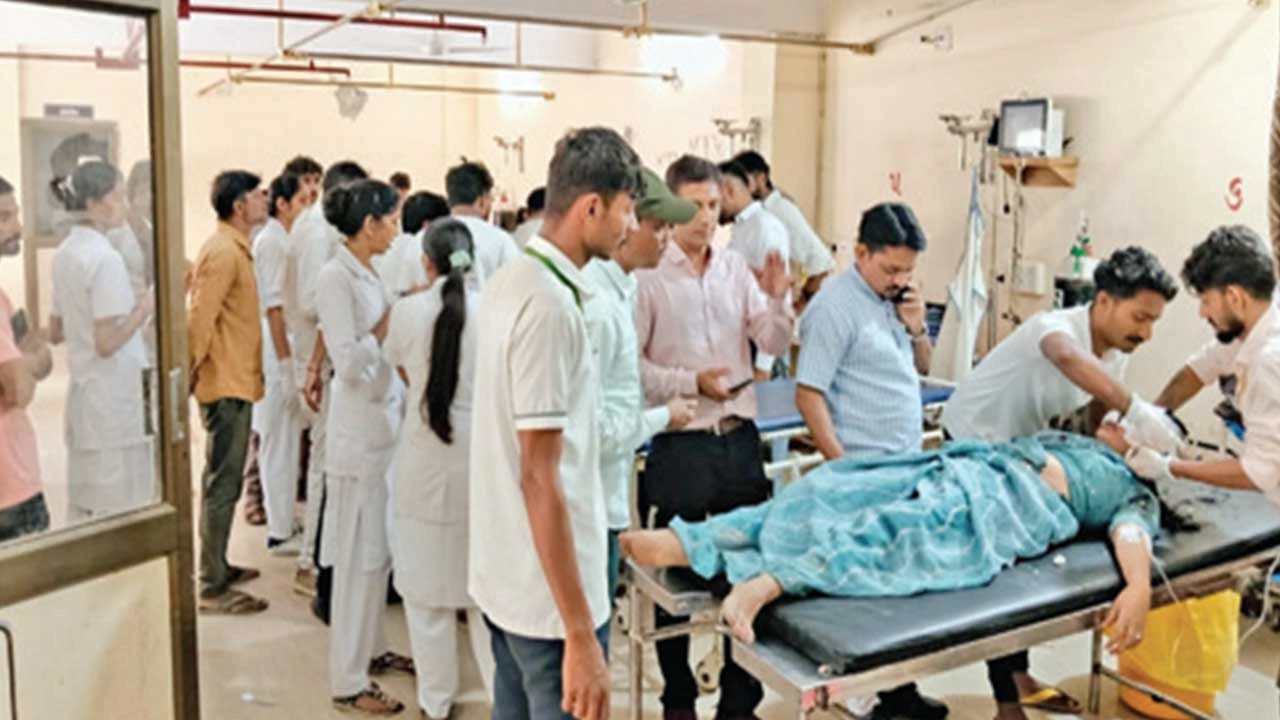 પાટણમાં બાઈક સવારને બચાવવા જતા કાર ઝાડ સાથે અથડાઈ, ચાર શિક્ષકો અને બાઇક સવાર ઈજાગ્રસ્ત