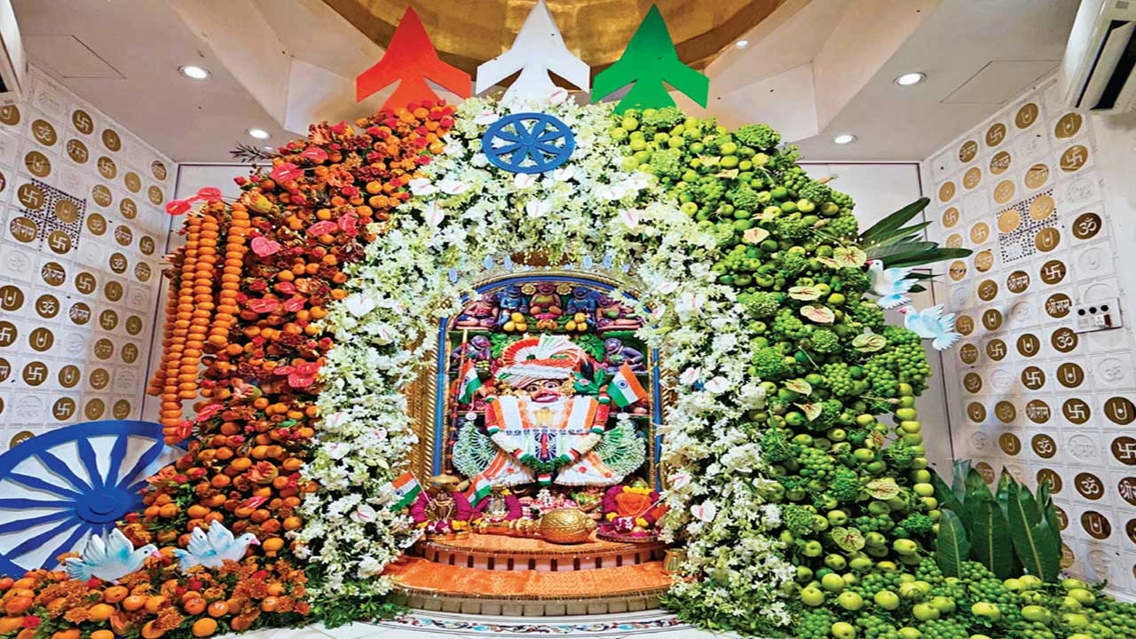 સાળંગપુર શ્રીકષ્ટભંજનદેવને સ્વતંત્રતા દિવસ નિમિત્તે ત્રિરંગા વાઘા અને ફ્ળોનો અન્નકૂટ ધરાવાયો