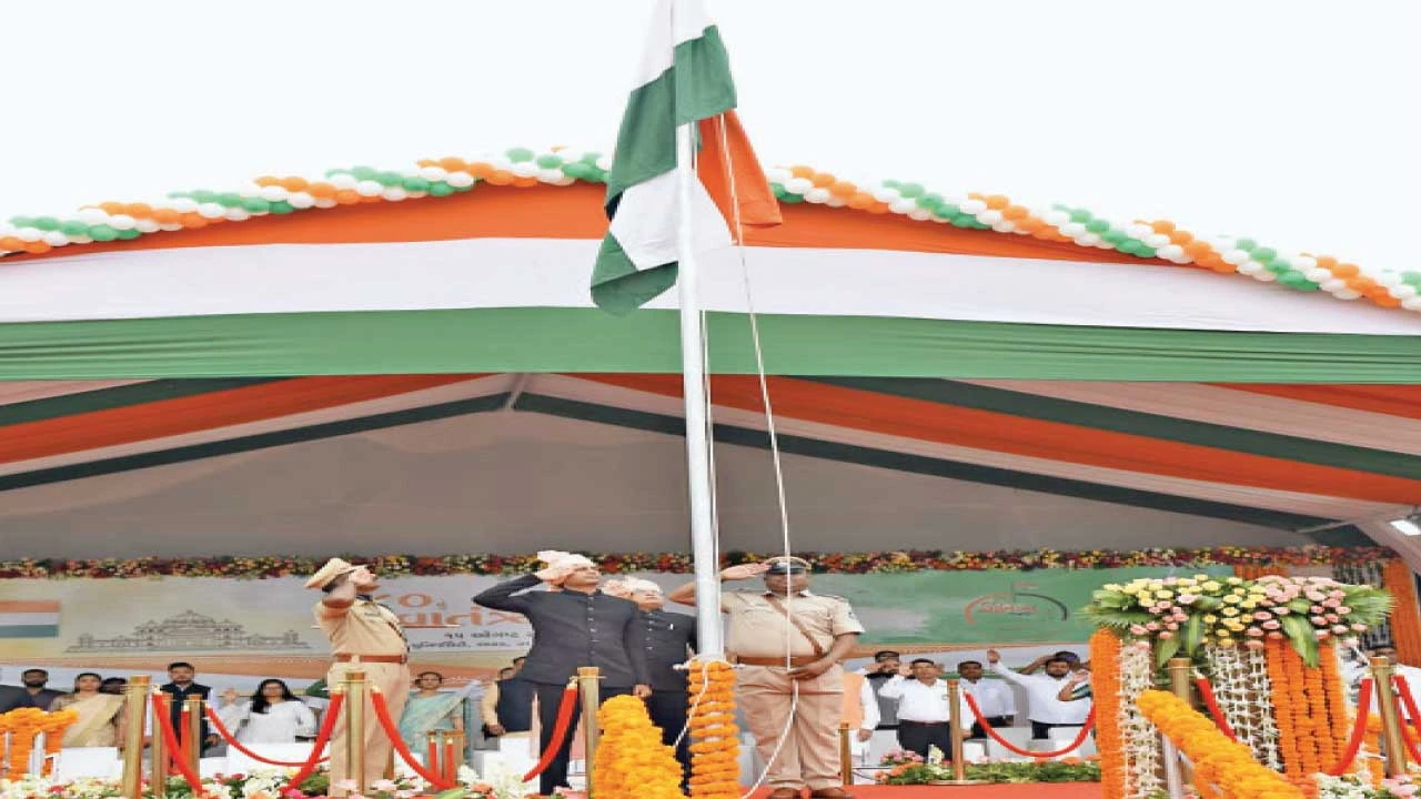 Gandhinagar: લવાડ ખાતે 80માં સ્વાતંત્ર્ય દિવસે જિલ્લા કલેક્ટરે તિંરગો લહેરાવ્યો