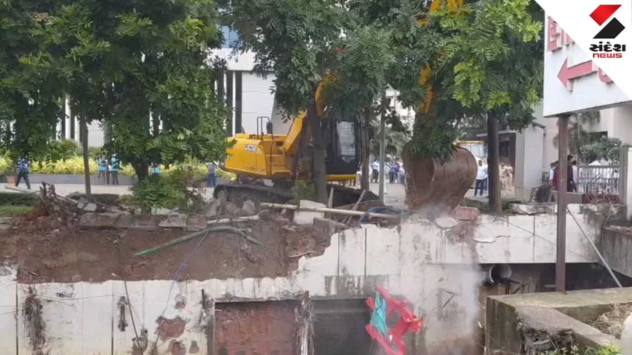 Navsari News: Demolition Drive by Collector, Near Nirali Hospital Clears Natural Drain