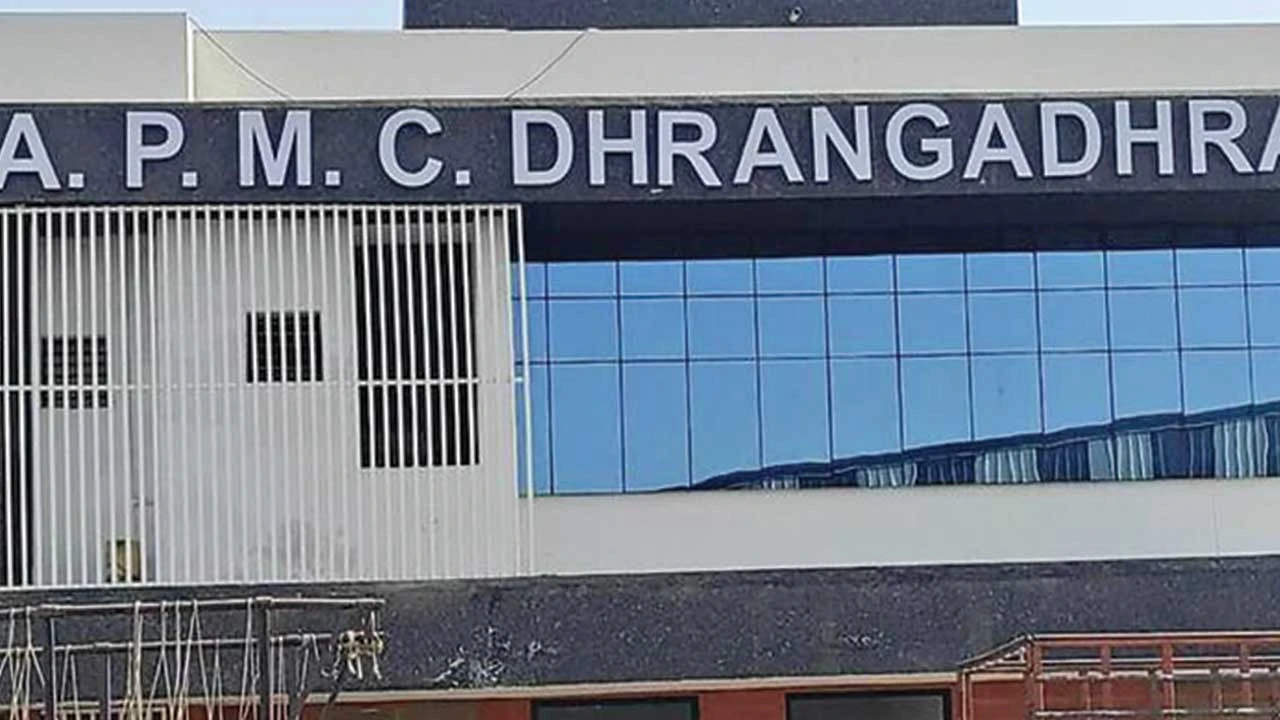 Dhrangadhra: ધ્રાંગધ્રા એપીએમસીની ભવ્ય જીત બાદ ચેરમેન માટે રાજકીય માહોલ ગરમાયો