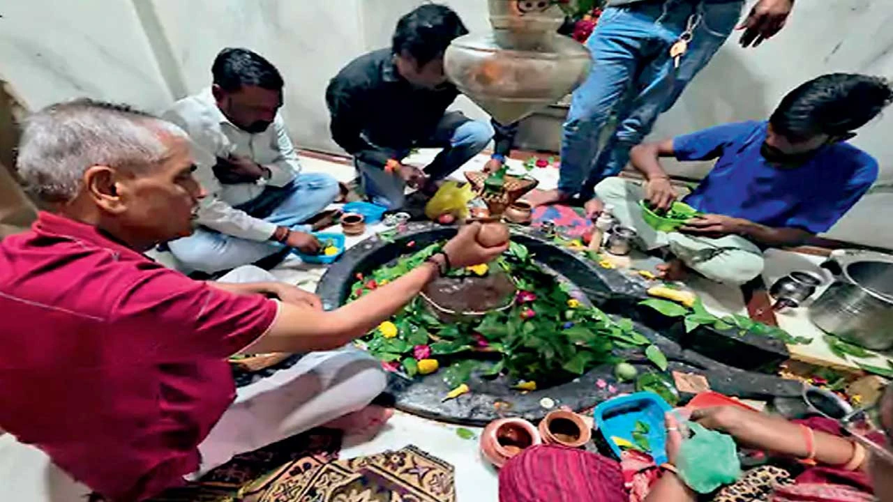 શ્રાવણ માસના પ્રથમ સોમવારે શિવ મંદિરોમાં શ્રદ્ધાળુઓની ભીડ