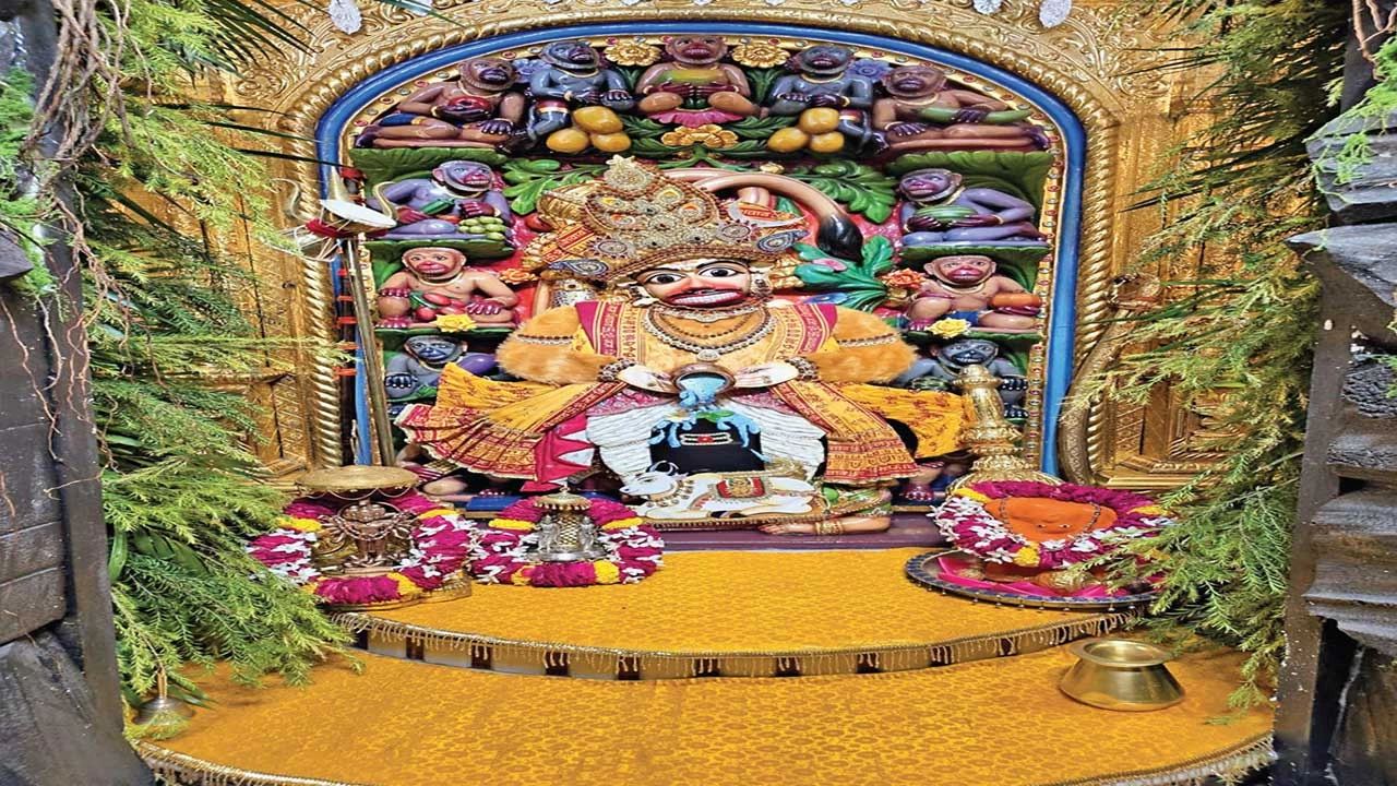 શ્રી કષ્ટભંજન દેવ મંદિર ગર્ભગૃહમાં શિવ સ્વરૂપ થીમ ઉપર શણગાર