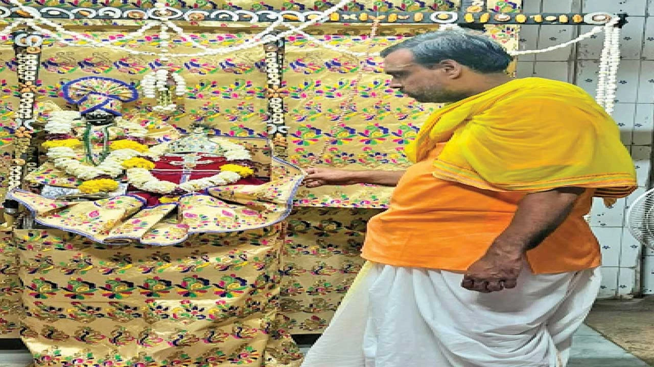 અંકલેશ્વરના શ્રી રાધા-વલ્લભ મંદિરમાં સૂકા મેવાના અલૌકિક હિંડોળા મનોરથ ઉત્સવ યોજાયો