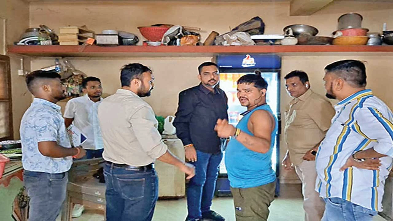 આણંદ: આંકલાવમાં પાંચ સ્થળોએ તપાસ, બે હોટલો સીલ, સ્વચ્છતા અને લાયસન્સના અભાવે કાર્યવાહી