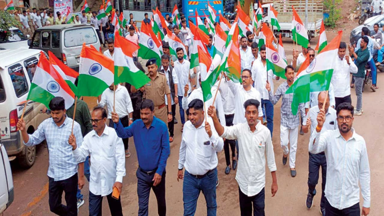 વાલિયા, ભરૂચ: તિરંગા યાત્રામાં મોટી સંખ્યામાં નાગરિકો, વિદ્યાર્થીઓ અને આગેવાનો જોડાયા