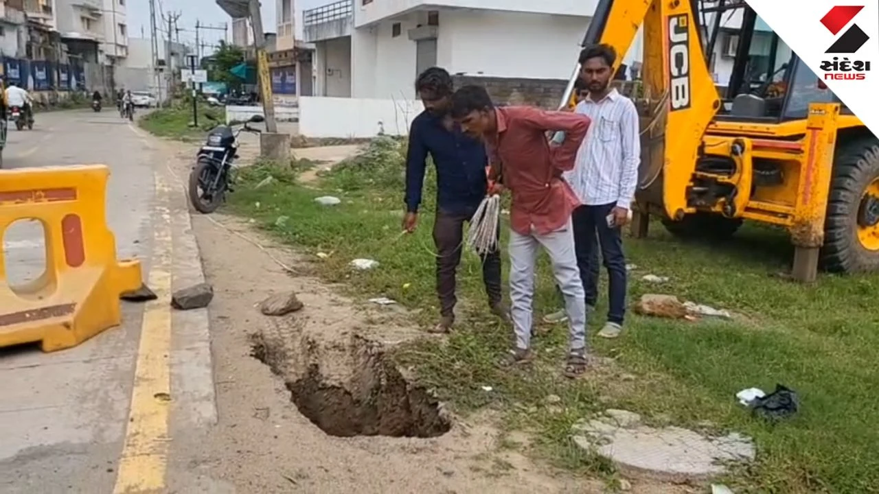 Anand News: Massive bhuvo in Under Newly Built RCC Road, Municipality Machine Trapped in Borsad