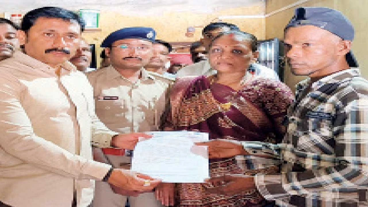 Vadodara: મેઢાદની કિશોરીના પરિવારને રૂા.10 લાખની સહાય અર્પણ