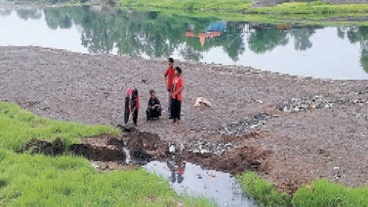 Chhotaudepur: ક્વાંટ નગરની કરા નદીમાં ગટરોના મલીન જળ ભળતા લોકોમાં રોષ