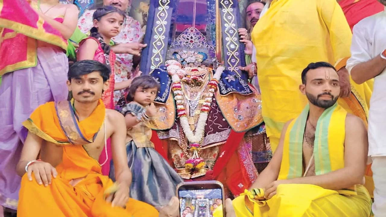 Dakor: ડાકોર રણછોડરાય મંદિરમાં મોતીના સુંદર હિંડોળા