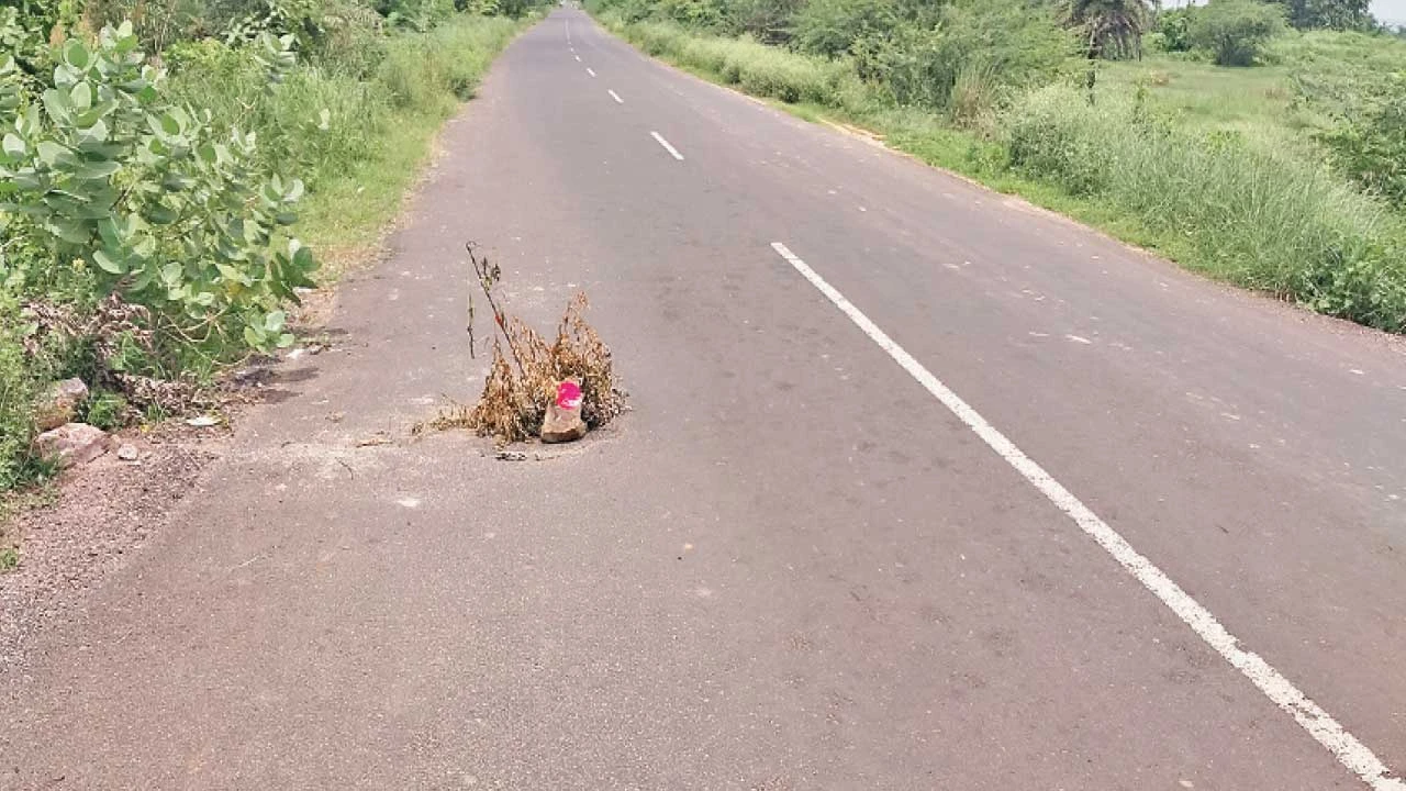 હિંમતનગર: ગડાદર-જીવણપુર માર્ગ પર ગાબડાથી અકસ્માતનો ભય, વાહનચાલકો ચિંતિત
