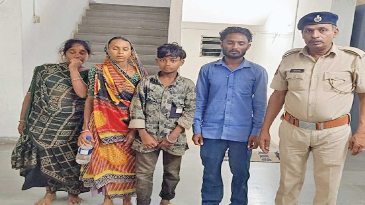 પ્રાંતિજ પોલીસે ગુમ થયેલા 12 વર્ષના બાળક શૈલેષને તેના પરિવાર સાથે સુરક્ષિત રીતે મિલાવ્યો