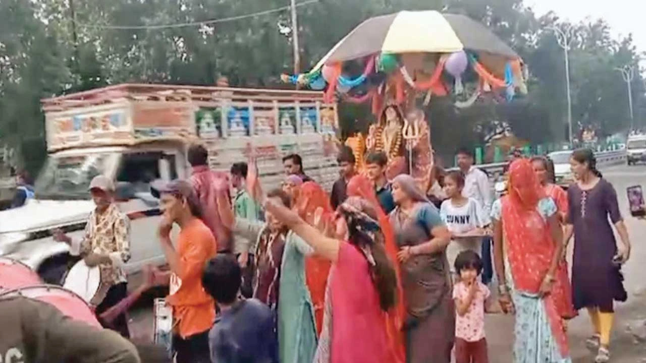 Himatnagar: ખેડબ્રહ્મા પવિત્ર હરણાવ નદીમાં દશામાની મૂર્તિનું વિસર્જન
