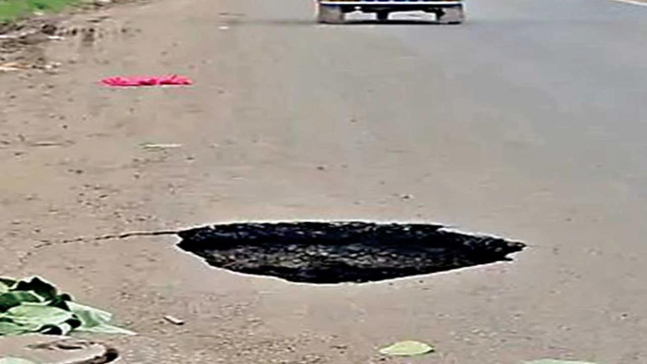 કપડવંજ-મોડાસા રોડ પર મોટો ભૂવો: વાહનચાલકોમાં ફફડાટ, અકસ્માતનો ભય