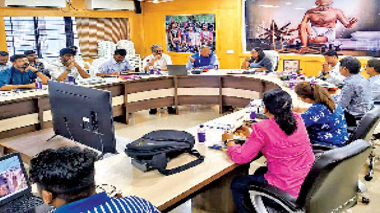 છોટાઉદેપુર જિલ્લામાં ગ્રામીણ મોબાઈલ કનેક્ટિવિટી સુધારવા યોજાઈ સમીક્ષા બેઠક