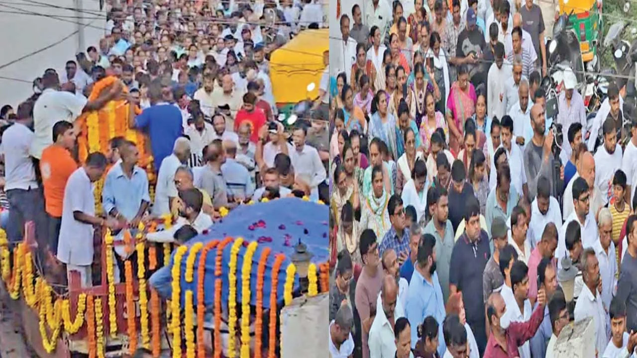 ઉમરેઠ સંતરામ મંદિરના મહંતના દેવલોક ગમન બાદ ભવ્ય પાલખી યાત્રા યોજાઈ