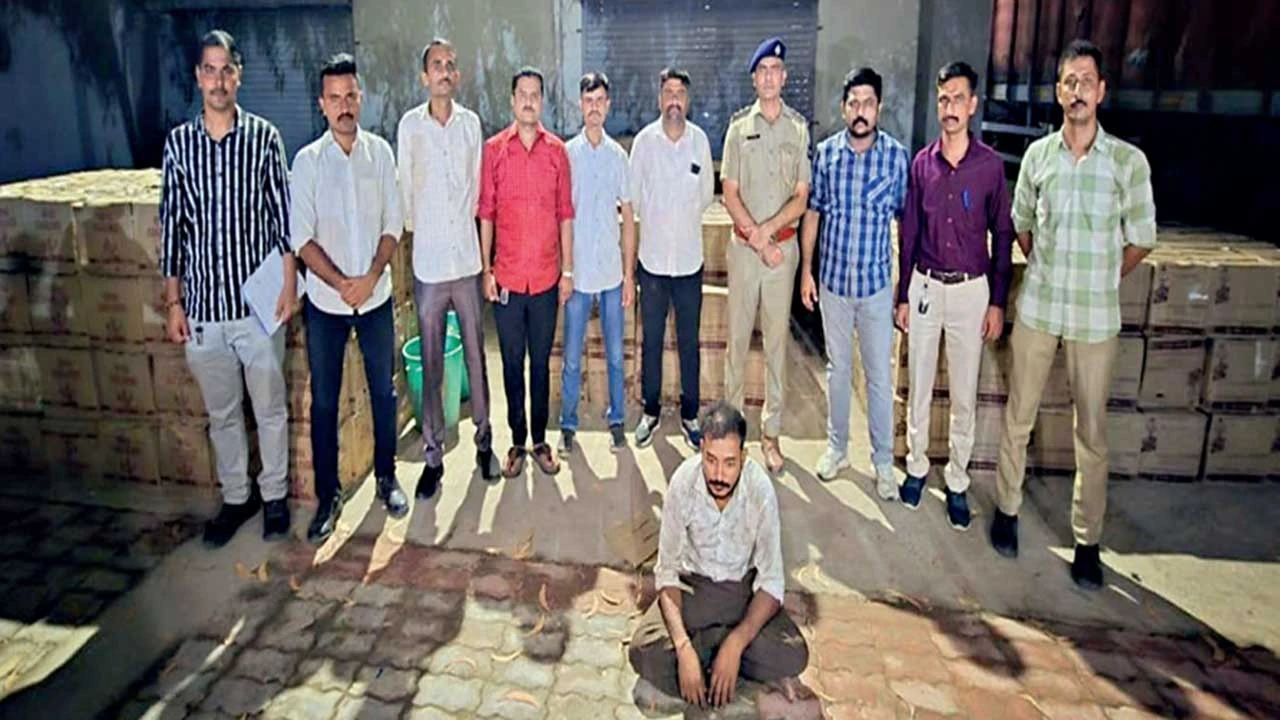 સાણંદ-વિરમગામ હાઈવે પર કરોડો રૂપિયાનો દારૂ ભરેલો ટ્રક ઝડપાયો, એક ઝડપી