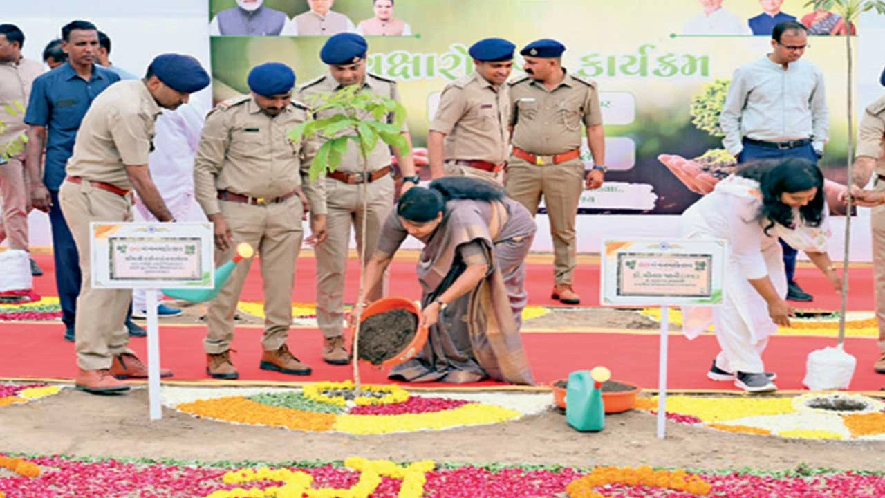 ધોલેરામાં 77મા વન મહોત્સવની ભવ્ય ઉજવણી, રાજ્યમંત્રી દર્શનાબેન વાઘેલા રહ્યા ઉપસ્થિત