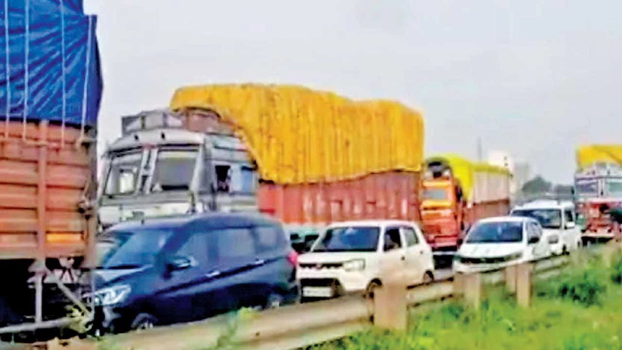 Dahod: દાહોદના જાલત ગામ પાસે સળંગ બે અકસ્માતથી ટ્રાફિકજામ થયો
