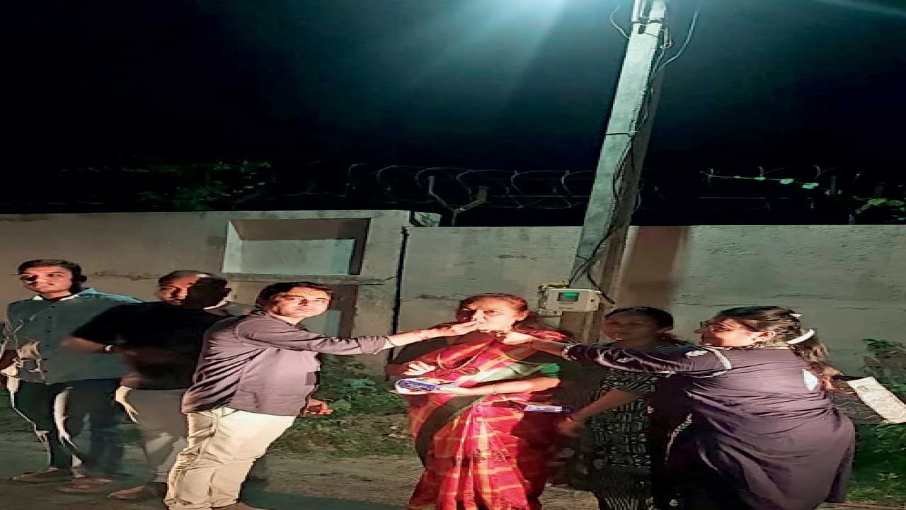 Patan: પાટણમાં પિતાંબર તળાવથી આનંદેશ્વર મહાદેવ માર્ગ પર અજવાળું પથરાયું