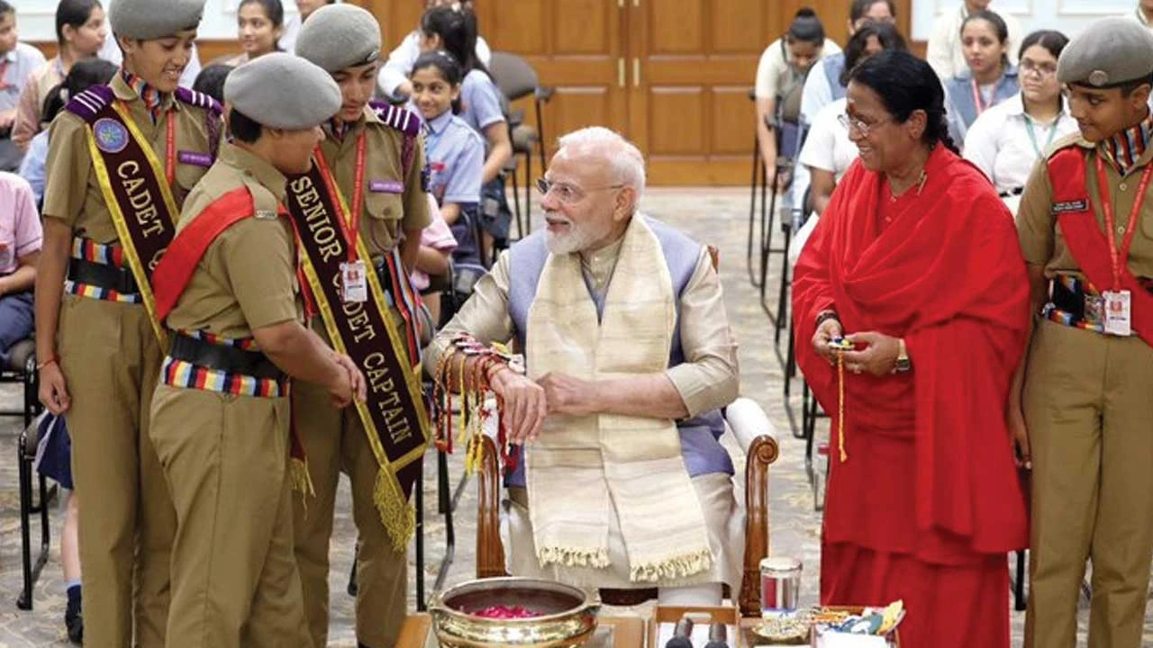pm-modi--rakhi-celebrations-01