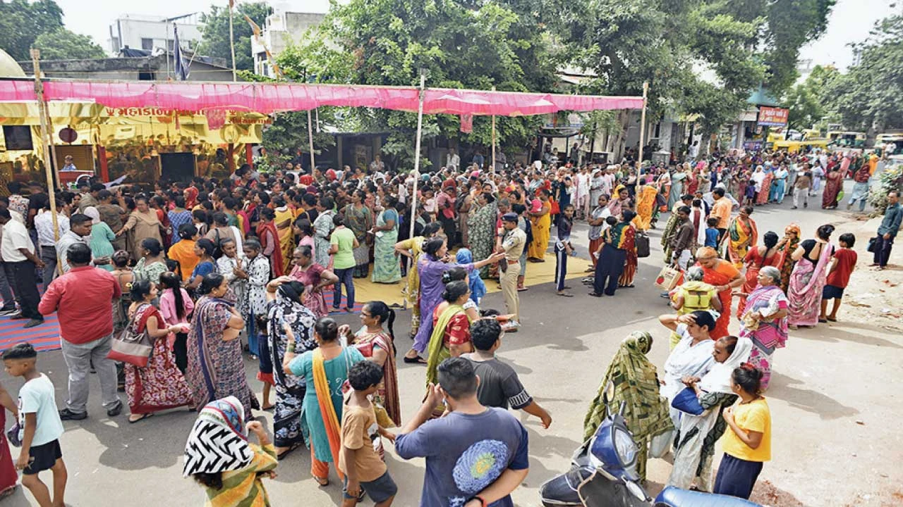 Ahmedabad: રખિયાલમાં રક્ષાબંધને બહેનોને નિઃશુલ્ક સાડીનું વિતરણ કરાતા બહેનોના ચહેરા પર સ્મિત વેરાયું