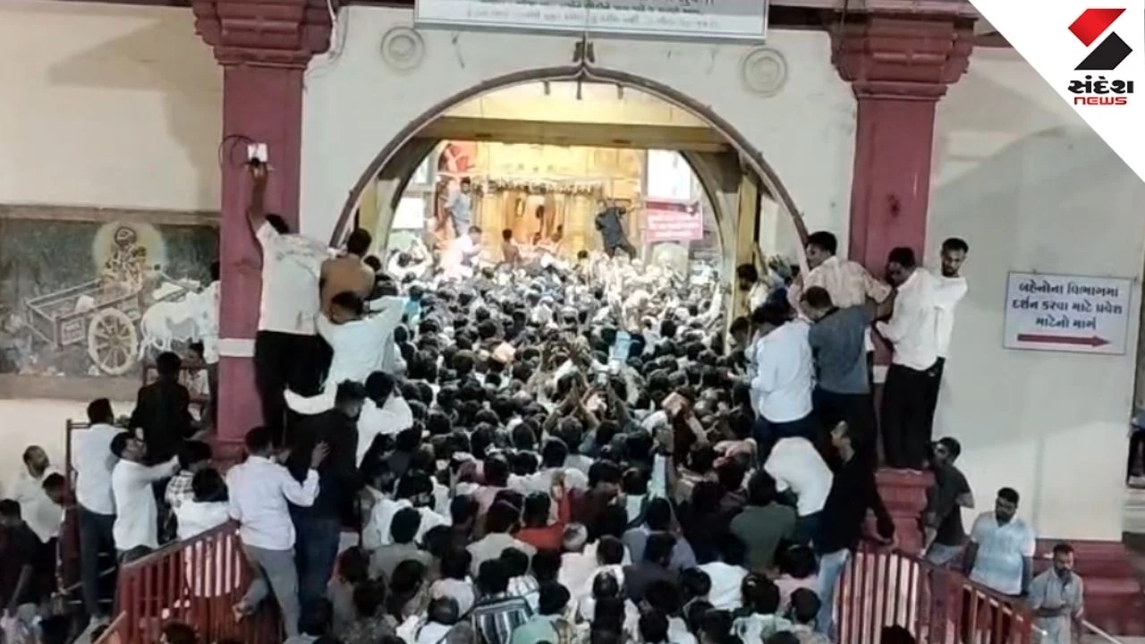 Raksha Bandhan celebrations draw huge crowds at Shamlaji and Dakor as devotees offer gold rakhi to Lord Shamlaji and Ranchhodrai.