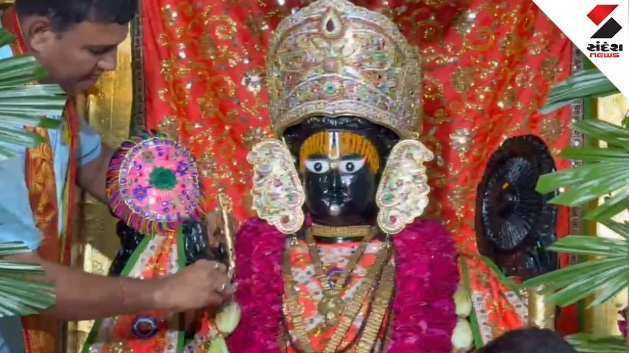 Raksha Bandhan celebrations draw huge crowds at Shamlaji and Dakor as devotees offer gold rakhi to Lord Shamlaji and Ranchhodrai.