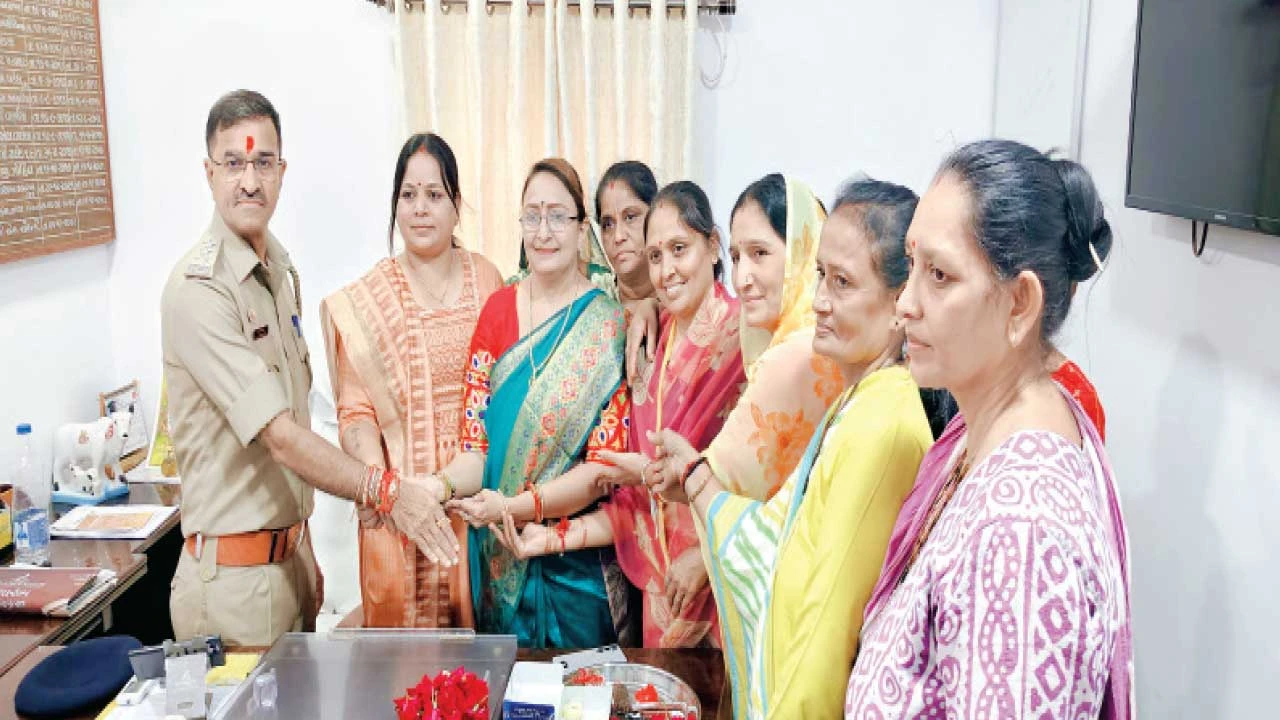 Jambusar: ભાજપ સંગઠનની બહેનોએ DySPને રાખડી બાંધી
