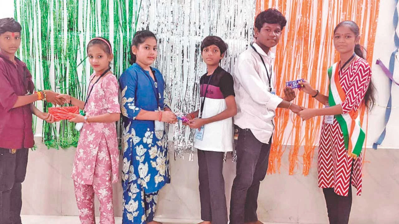 ગોધરામાં બાળકોએ જાતે બનાવેલી રાખડીઓથી રક્ષાબંધનની અનોખી ઉજવણી કરી.