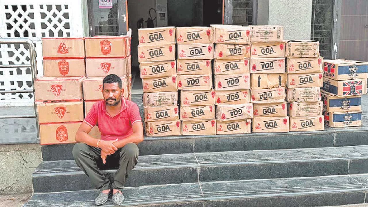 Godhra: વૈભવી કારમાં લઈ જવાતો રૂપિયા 6.98 લાખનો વિદેશી દારૂ ઝડપાયો