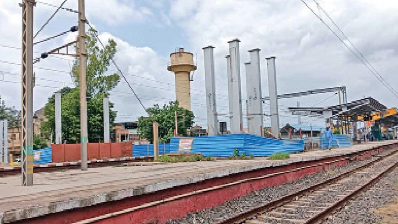 Palej: પાલેજ રેલવે સ્ટેશન પર બે વર્ષથી ફૂટ ઓવર બ્રિજની કામગીરી અધૂરી