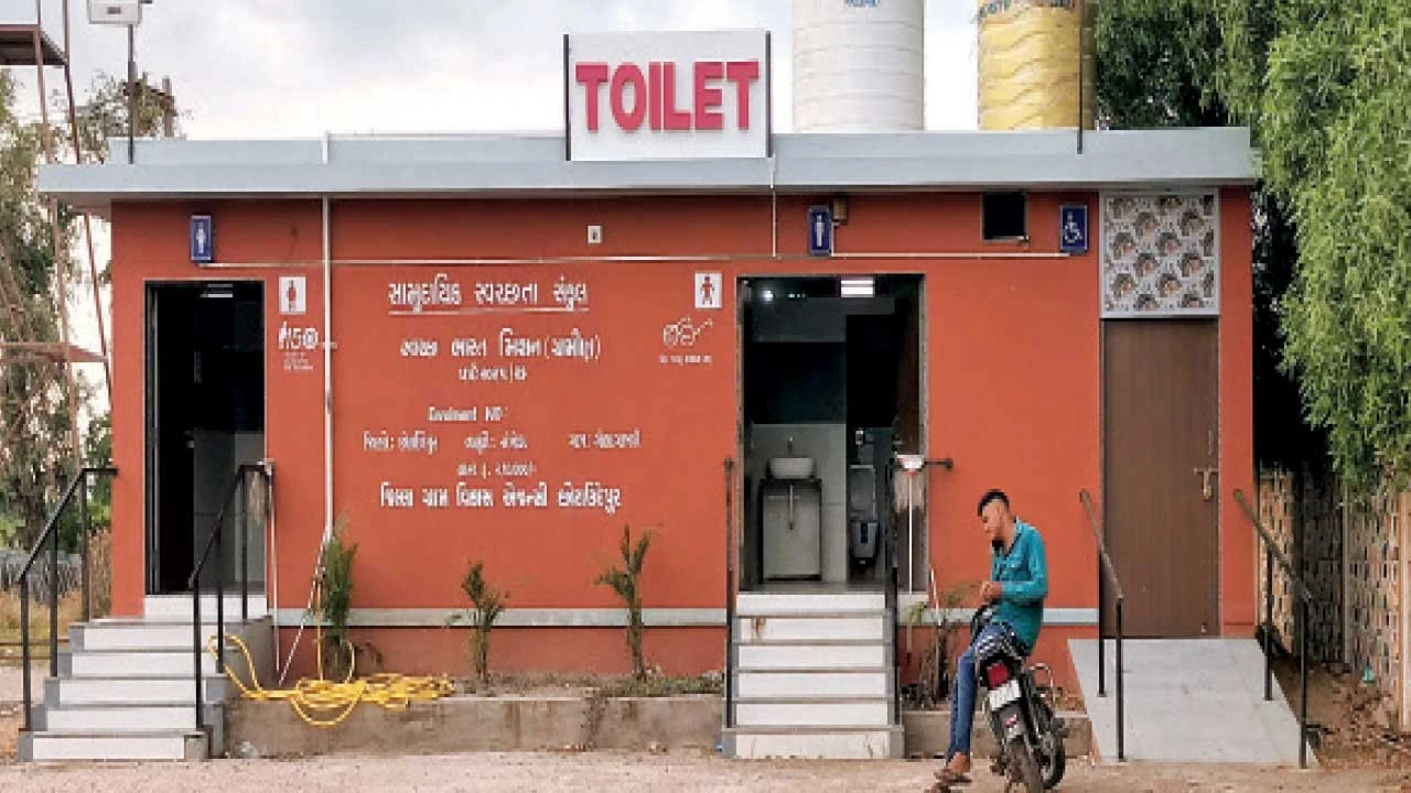 Chhota Udepur: ગોલાગામડી ચાર રસ્તે હોટલ પાસે સરકારી શૌચાલયનો વીડિયો વાઇરલ