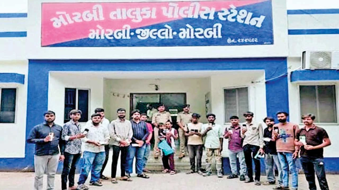Morbi: તાલુકા પોલીસે ખોવાયેલા અને ચોરાયેલા 10.38 લાખના 38 મોબાઈલ શોધી પરત કર્યા