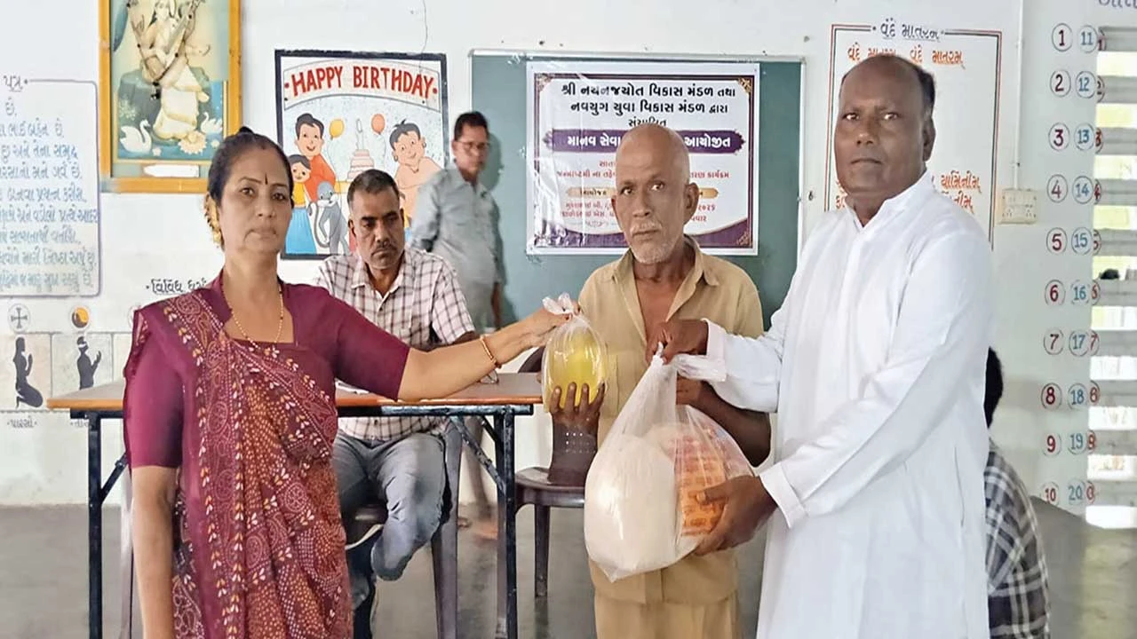 Lakhtar: નગરમાં માનવસેવા મંદિર દ્વારા જન્માષ્ટમી નિમિત્તે રાશન કીટનું વિતરણ