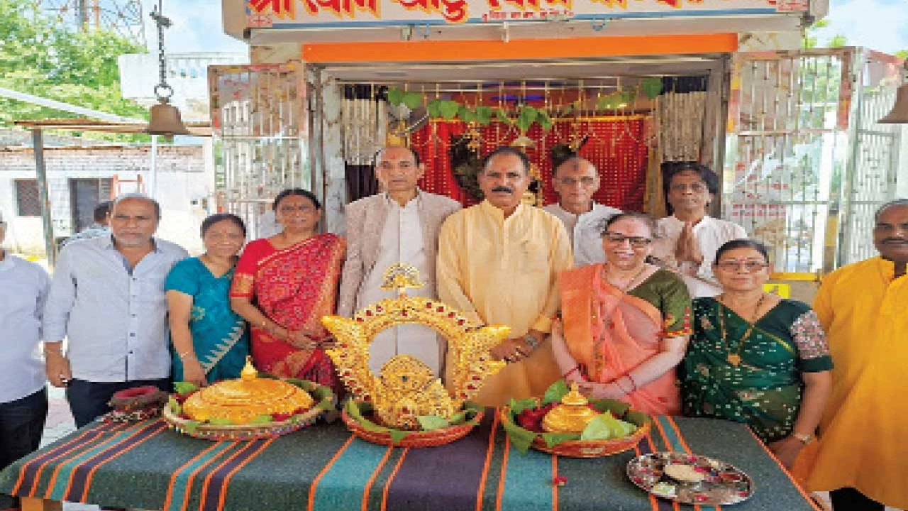 ડભોઇના ખાટું શ્યામજી મંદિરે ભવ્ય રીતે સુવર્ણ આભૂષણો અર્પણ કરાયા