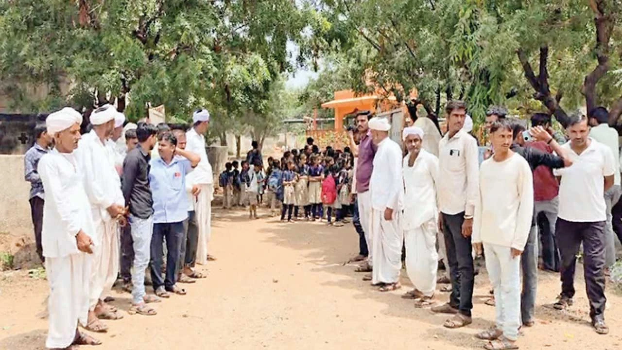 બનાસકાંઠાના દાંતીવાડાના હરિયાવાડા ગામે મુખ્ય શિક્ષક મુદ્દે શાળાને તાળાબંધી